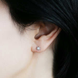 1488A<br>“Gardenia”<br>Diamond Pierced-earrings